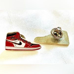 Retro Jordan 1 lapel pin